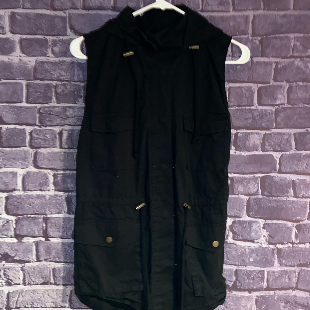 Love tree brand black vest size large. NEVER WORN.